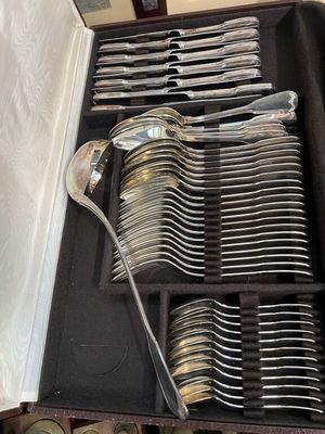 8 Fourchettes en argent 950°/000, modèle filet. Joint 2 Couvert divers