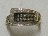 l'image d'une bague en or ornée de diamants