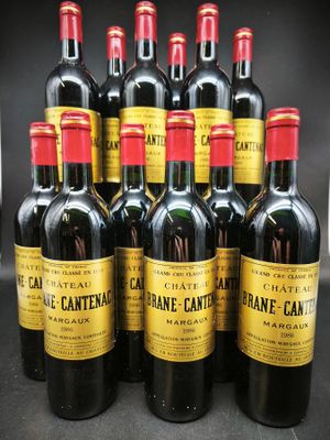 six bouteilles de vin sont alignées sur une table