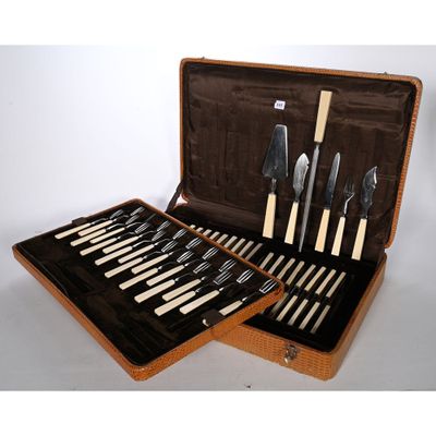 une valise contenant un ensemble de couteaux et des couteaux