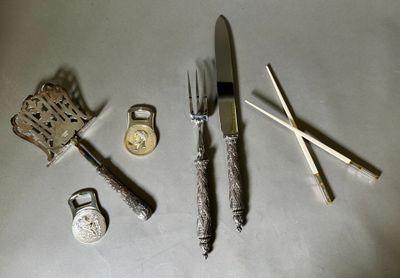 un couteau, une fourchette, une cuillère et d'autres objets qui se trouvent sur la table