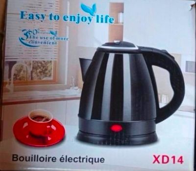 une boîte sur laquelle figure l'image d'une bouilloire électrique