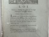 un vieux livre avec une image en noir et blanc d'une ville