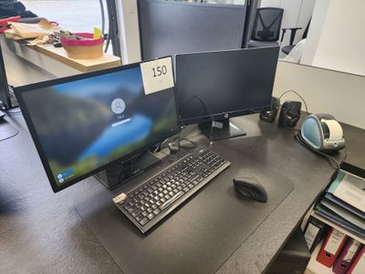 deux écrans d'ordinateur et un clavier sur un bureau