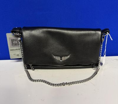 une photo d'un sac à main en cuir noir entouré d'une chaîne