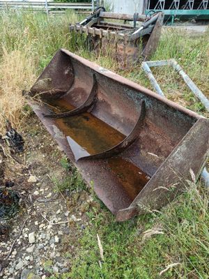 un bateau rouillé abandonné au bord de la route