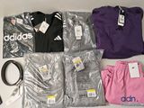 un lot de vêtements posés sur une table