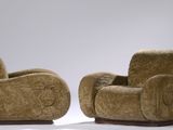 deux chaises marron placées l'une à côté de l'autre sur une surface blanche