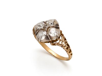 gros plan d'une bague en diamant sur fond blanc