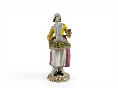 FIGURINE en porcelaine polychrome représentant une femme fle…