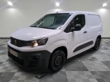 la photo d'une camionnette blanche garée sur un sol en damier