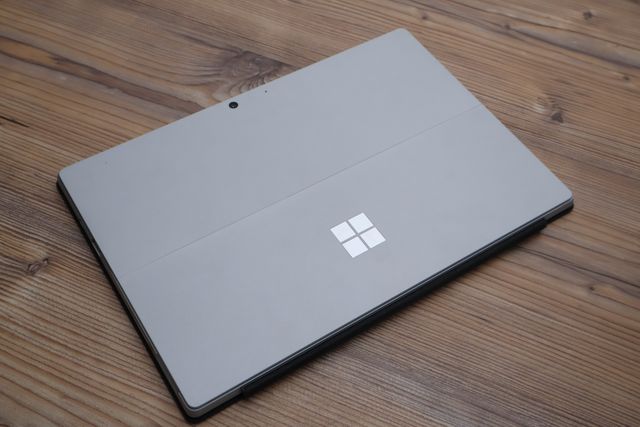Tablette Surface Pro avec câble d’alimentation et adaptateur péri...