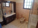 une salle de bains équipée de toilettes, d'un lavabo et d'une douche