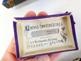 une main tenant une petite boîte d'allumettes
