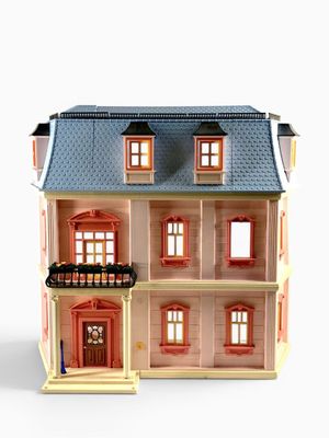 une maison de poupées avec un balcon, surmontée d'un autre balcon