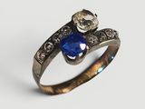 Gros plan sur une bague ornée d'une pierre bleue