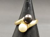 une image représentant une bague ornée de deux perles
