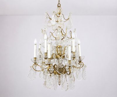 une image représentant un lustre suspendu au plafond d'une pièce