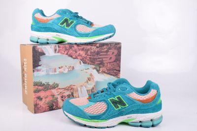 une paire de chaussures de course New Balance avec une boîte en arrière-plan