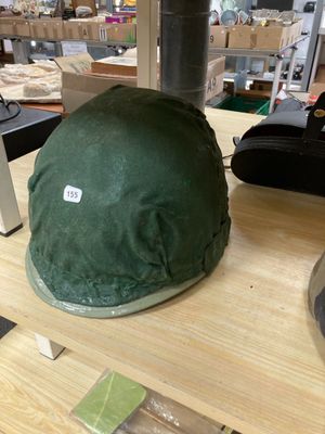 un chapeau vert posé sur une table en bois