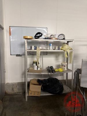 une pièce avec tout un tas d'objets posés sur une étagère
