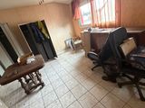 une pièce avec un bureau et une chaise