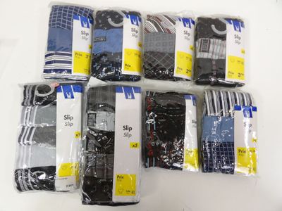 six paires de chaussettes pour homme sont conditionnées dans des sachets en plastique