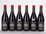 six bouteilles de vin sont alignées sur une surface blanche