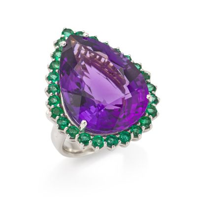 une bague sertie d'un améthorate et d'une émeraude