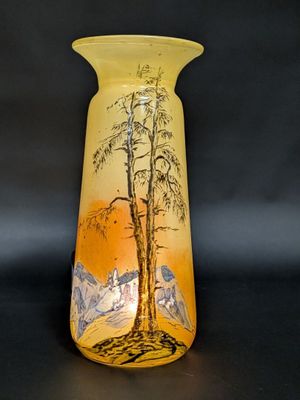 un vase jaune orné d'une peinture représentant un arbre