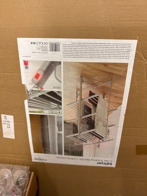 une photo d'une boîte en carton contenant tout un tas d'objets