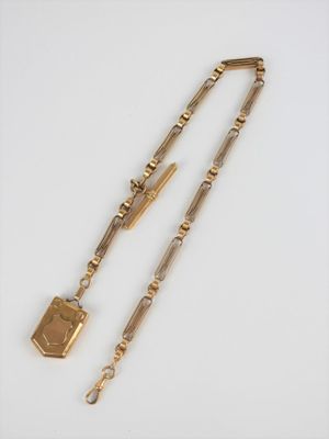 gros plan d'un collier en or auquel est attachée une chaîne