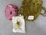 deux sacs avec un porte-clés en forme d'ananas, un sac avec un porte-clés en forme d'ananas et un sac avec un porte-clés en forme d'ananas