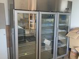 deux réfrigérateurs placés au milieu d'une pièce