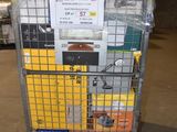 un chariot contenant de nombreux cartons dans un entrepôt