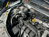 une photo d'un moteur de voiture avec le capot ouvert