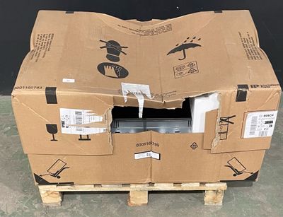 une boîte en carton posée sur une palette, sur laquelle est représenté un oiseau