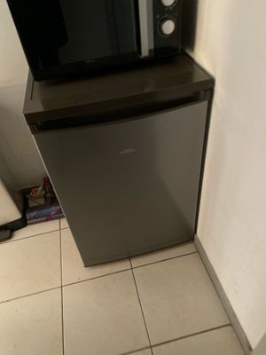 un micro-ondes et un four à micro-ondes dans un coin de la pièce