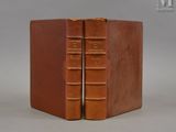 une paire de serre-livres anciens en cuir, de deux tailles et couleurs différentes