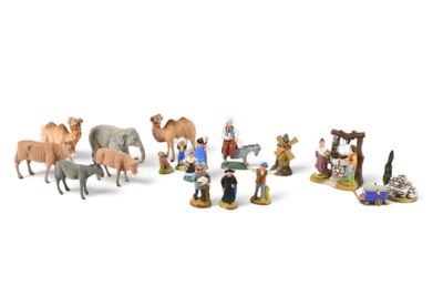de nombreuses figurines représentant des personnes et des animaux sur un fond blanc