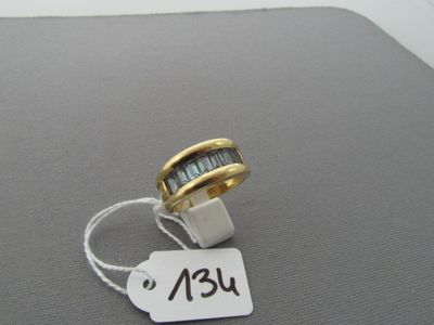 une image d'une bague à laquelle est accrochée une étiquette