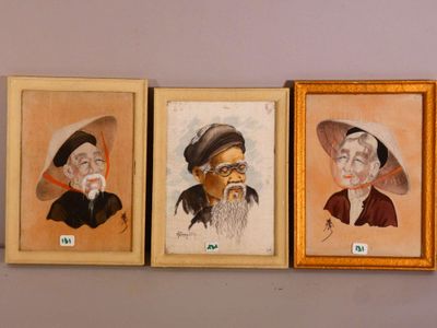 Trois portraits encadrés représentant des personnes âgées sont accrochés au mur.