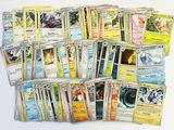 beaucoup de cartes pokemon sur la table