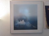une photo d'une photo accrochée au mur