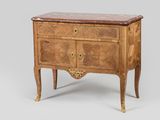 une commode ancienne avec un plateau en marbre
