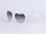 Ces lunettes de soleil sont en plastique ; elles ont une monture blanche et des verres gris.