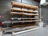 une grande pile d'étagères en bois dans un entrepôt
