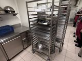 plusieurs plateaux de nourriture sur un support métallique dans la cuisine