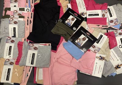 de nombreuses paires de sous-vêtements qui traînent par terre