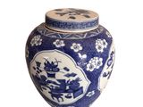 un vase bleu et blanc avec un couvercle sur fond blanc